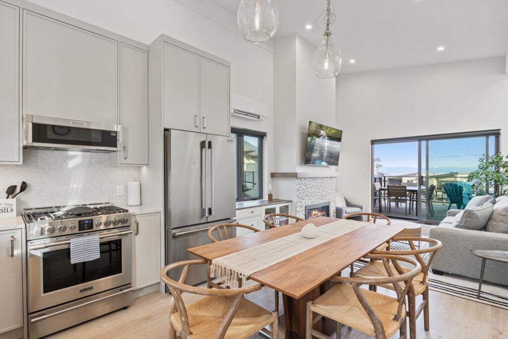 Signature Townhouse kitchen and dining area with modern appliances