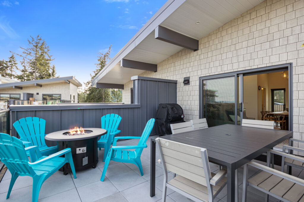 Patio view of the Signature Townhouse showcasing its outdoor dining, bbq, and fire bowl.